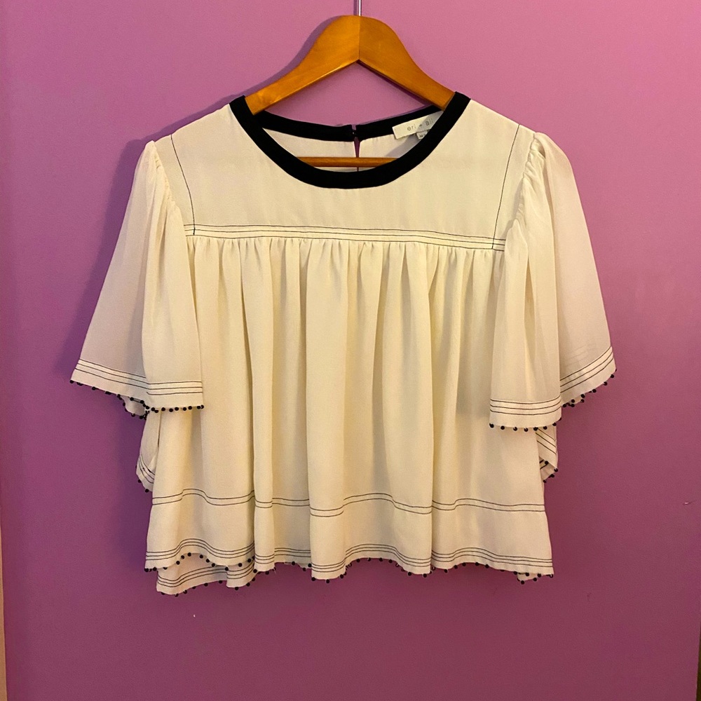Adorable and flowy eri + ali slightly cropped top size medium petite